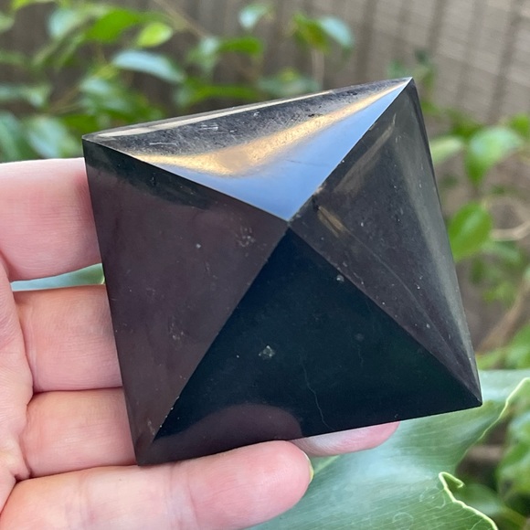 Genuine black tourmaline PROTECTION pyramids - Picture 3 of 4
